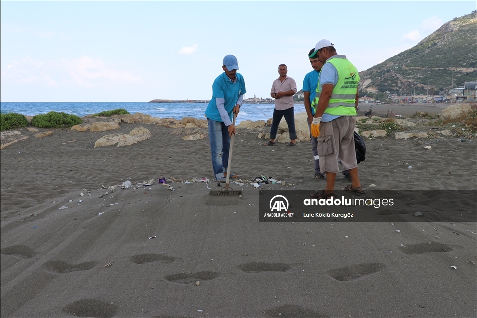 تركيا.. تواصل الجهود لتنظيف تسرب النفط السوري في هطاي