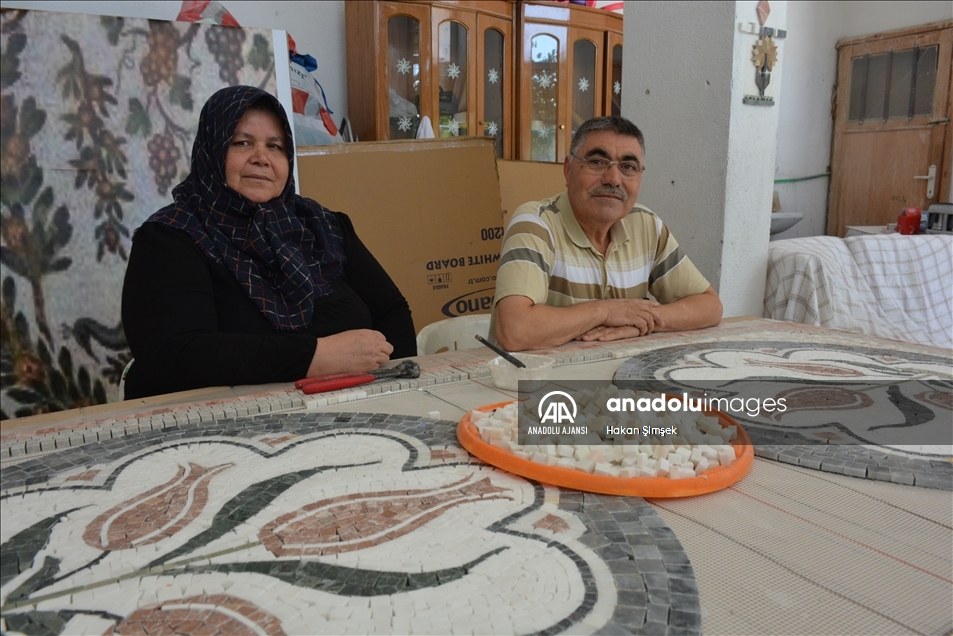 Evinin Altındaki Mermer Mozaik Atölyesinde 500 bin taş koyarak Mermer Mozaik Halı Yaptılar.