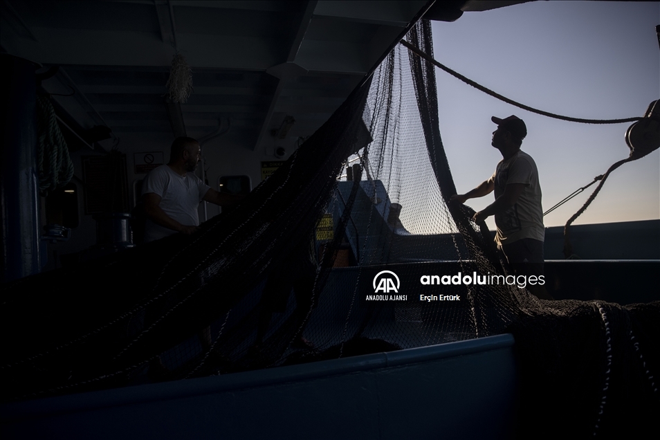 Balıkçılarla denizde 5 gün geçiren AA muhabiri zorlu av mesaisini görüntüledi