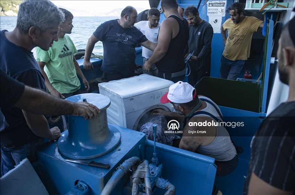 Balıkçılarla denizde 5 gün geçiren AA muhabiri zorlu av mesaisini görüntüledi