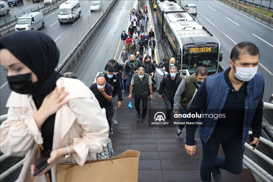 İstanbul'da sabah saatlerinde trafik yoğunluğu yaşanıyor