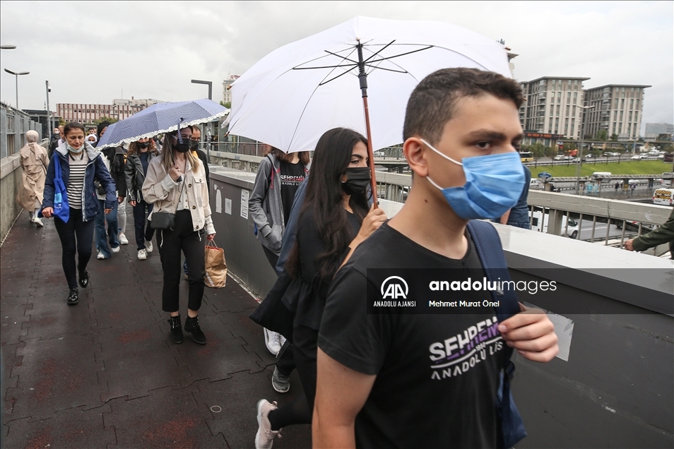 İstanbul'da sabah saatlerinde trafik yoğunluğu yaşanıyor