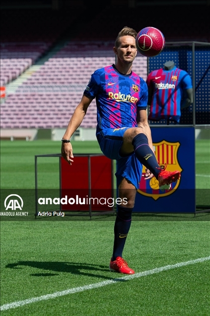 El Barcelona presenta a Luuk de Jong como nuevo jugador azulgrana