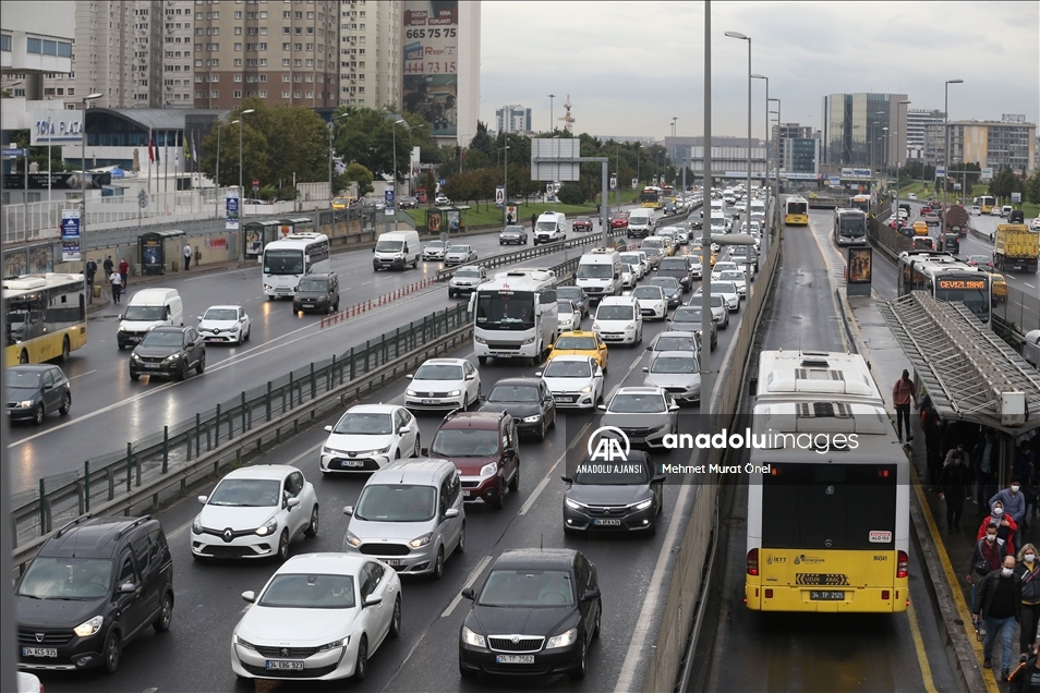 İstanbul'da sabah saatlerinde trafik yoğunluğu yaşanıyor