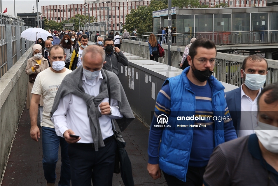 İstanbul'da sabah saatlerinde trafik yoğunluğu yaşanıyor