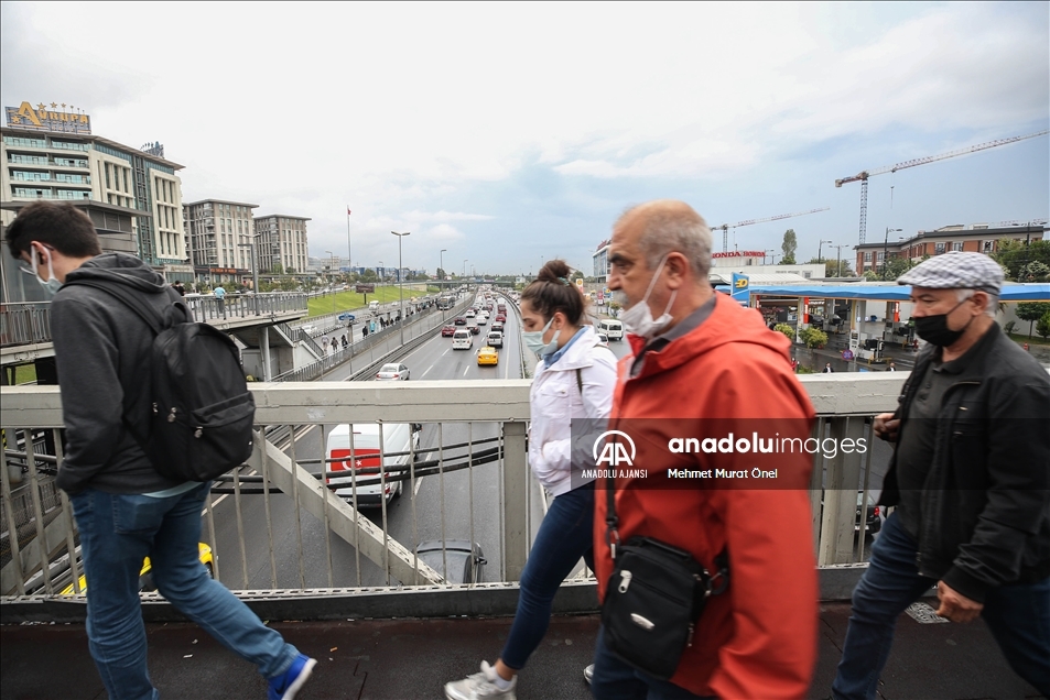 İstanbul'da sabah saatlerinde trafik yoğunluğu yaşanıyor