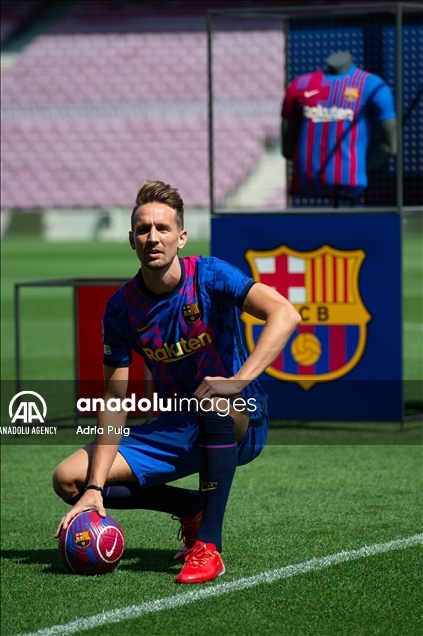 El Barcelona presenta a Luuk de Jong como nuevo jugador azulgrana