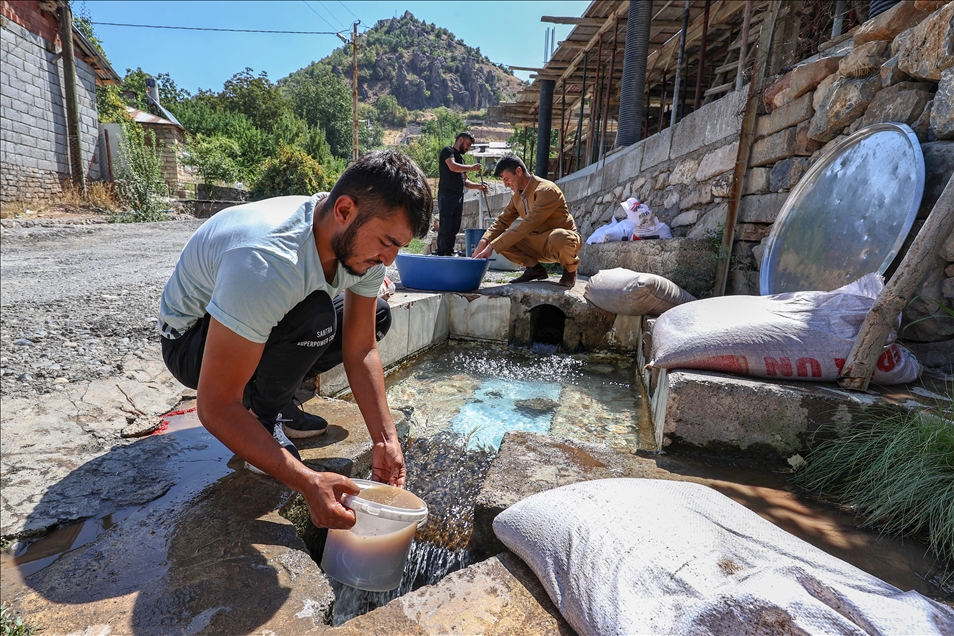 Çukurca'da geleneksel yöntemlerle hazırlanan tahin sofraları süslüyor