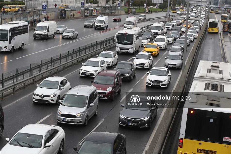İstanbul'da sabah saatlerinde trafik yoğunluğu yaşanıyor