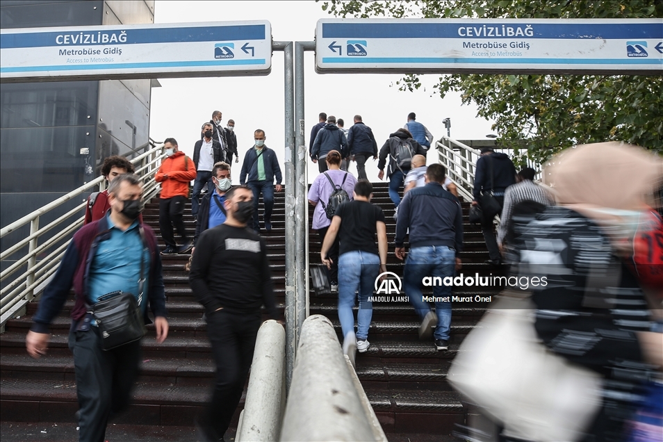 İstanbul'da sabah saatlerinde trafik yoğunluğu yaşanıyor