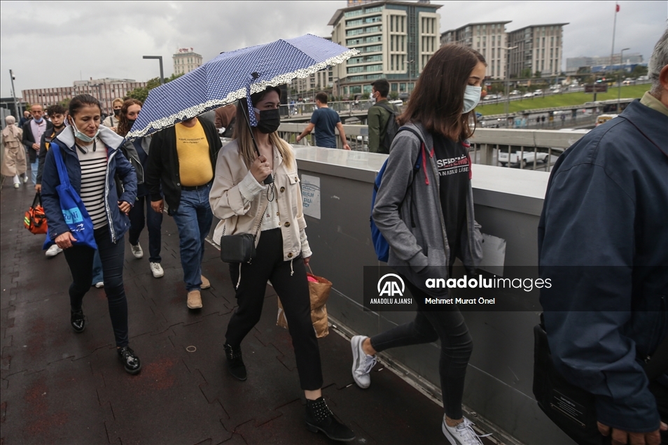 İstanbul'da sabah saatlerinde trafik yoğunluğu yaşanıyor