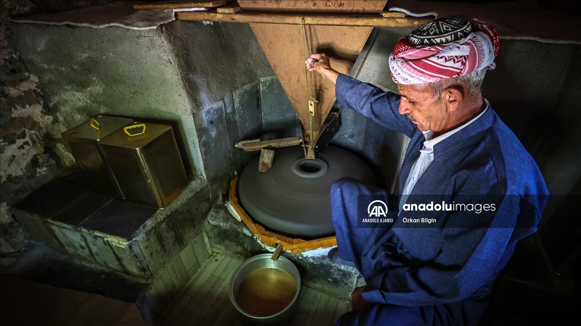 Çukurca'da geleneksel yöntemlerle hazırlanan tahin sofraları süslüyor