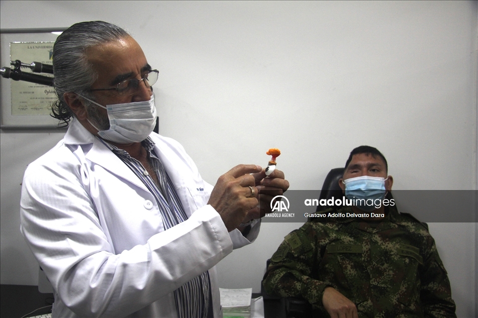 Los esfuerzos para entregar prótesis oculares al personal del Ejército colombiano afectado por la guerra