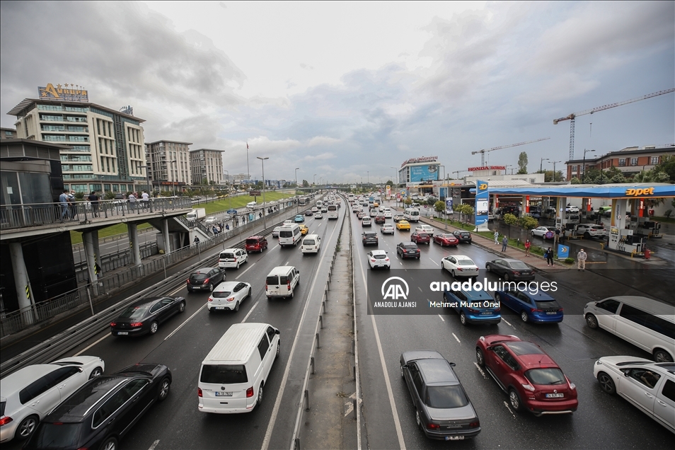 İstanbul'da sabah saatlerinde trafik yoğunluğu yaşanıyor
