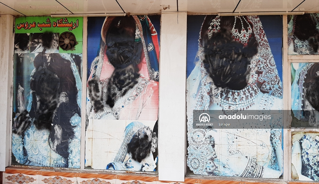 Anuncios publicitarios con imágenes de mujeres fueron borrados con pintura en la Afganistán de los talibanes