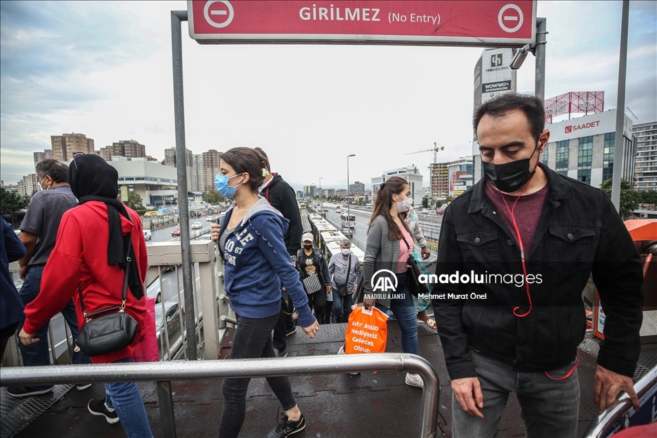 İstanbul'da sabah saatlerinde trafik yoğunluğu yaşanıyor