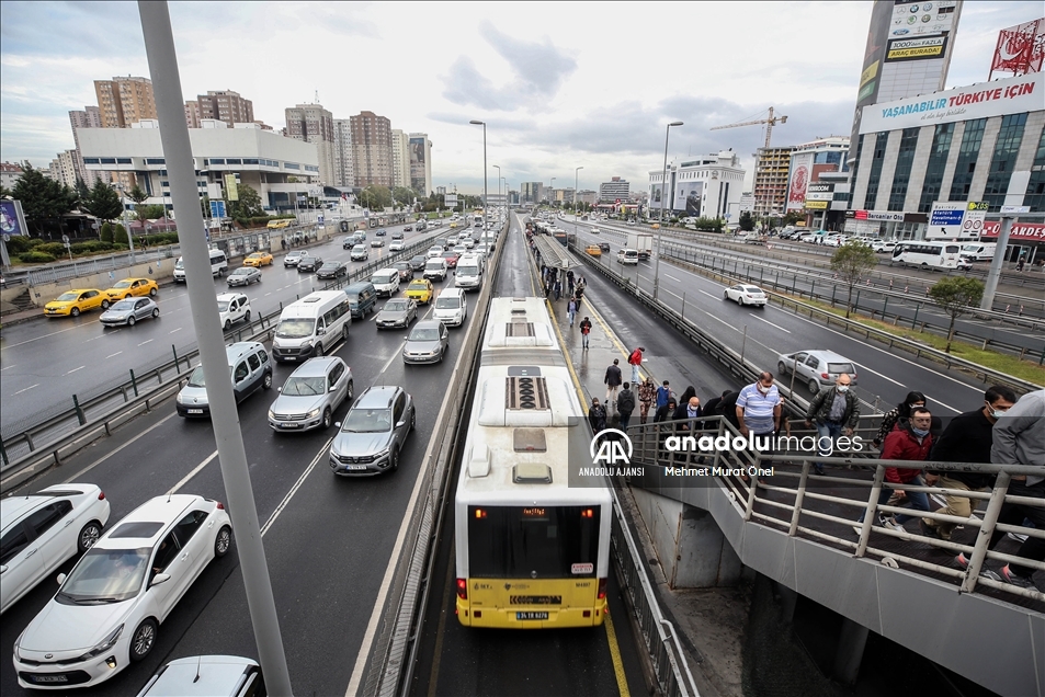 İstanbul'da sabah saatlerinde trafik yoğunluğu yaşanıyor
