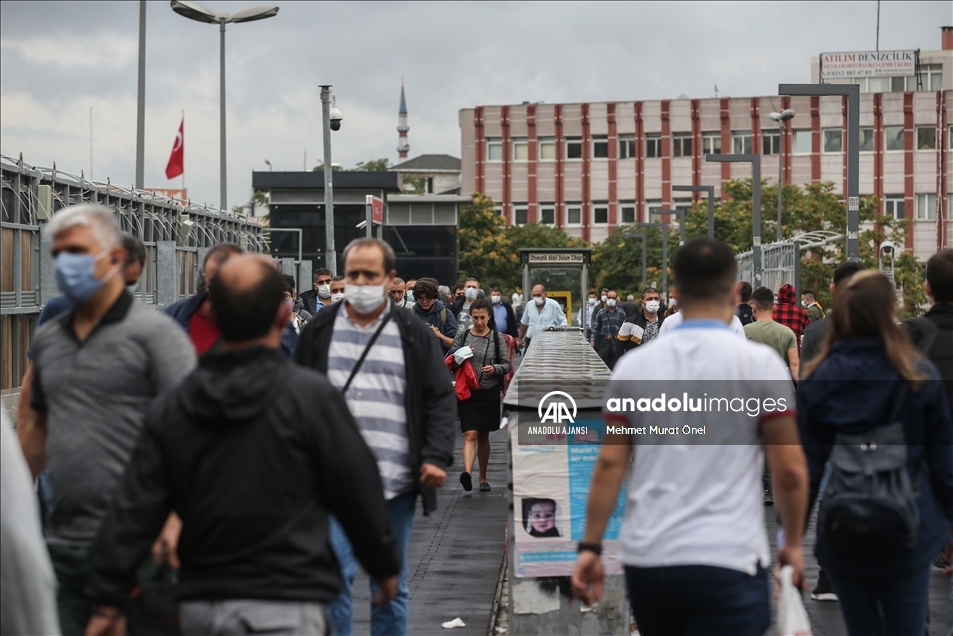 İstanbul'da sabah saatlerinde trafik yoğunluğu yaşanıyor