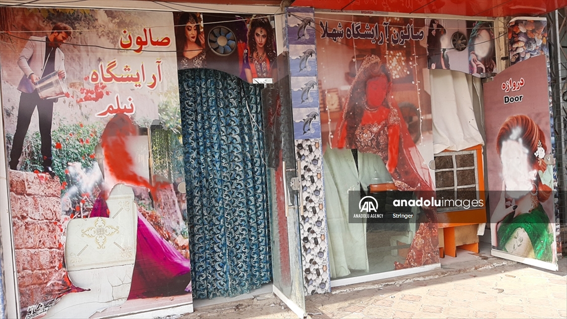 Anuncios publicitarios con imágenes de mujeres fueron borrados con pintura en la Afganistán de los talibanes
