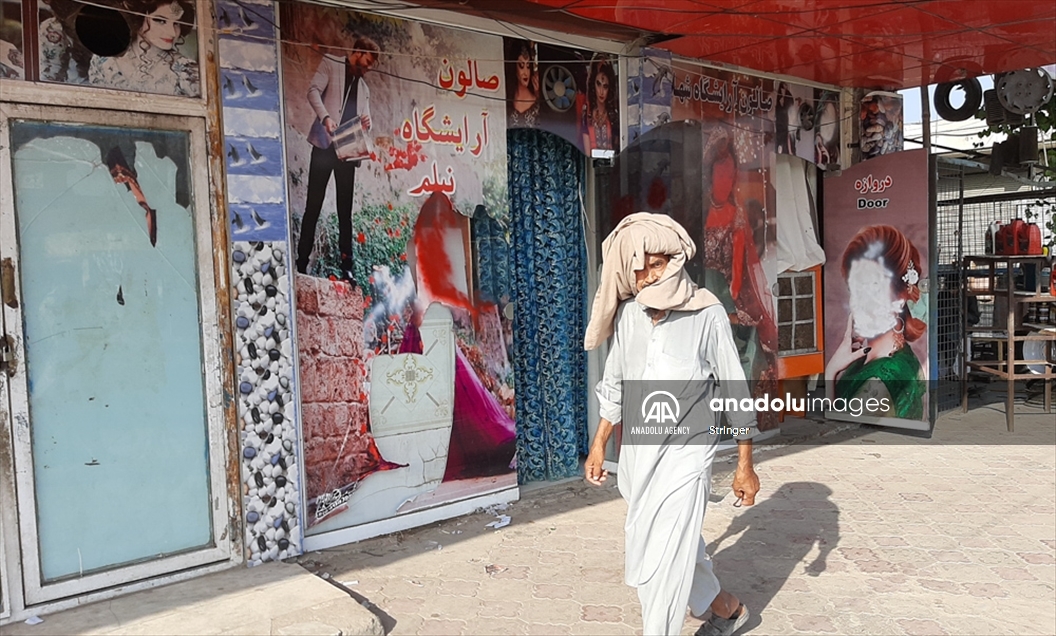 Anuncios publicitarios con imágenes de mujeres fueron borrados con pintura en la Afganistán de los talibanes