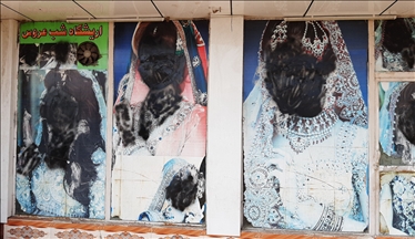 Anuncios publicitarios con imágenes de mujeres fueron borrados con pintura en la Afganistán de los talibanes
