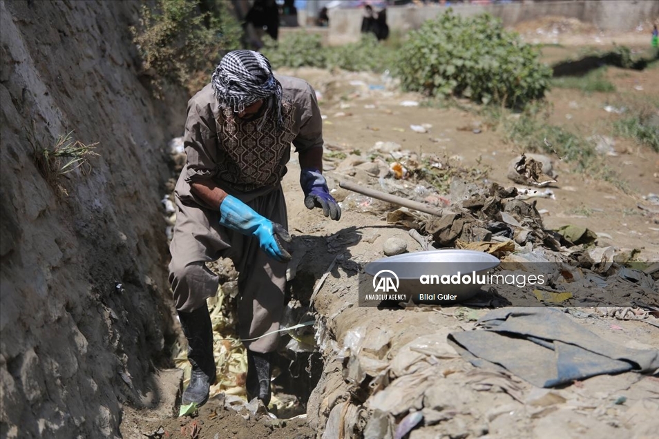 Kabul: Mještanin Ahmed traga za zlatom u koritu rječice kako bi prehranio porodicu