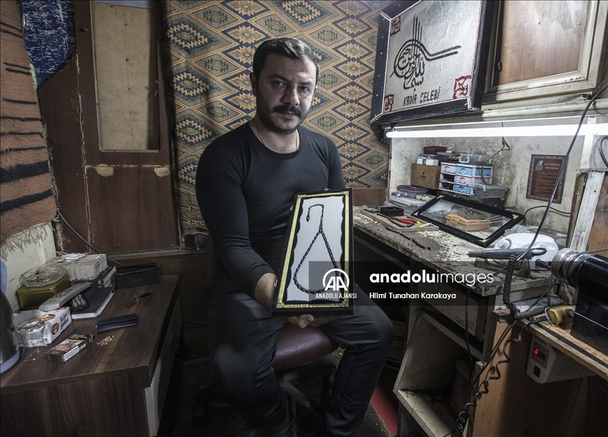 Erzurumlu nakkaşın Oltu taşından işlediği tespihler yurt dışından da ilgi görüyor