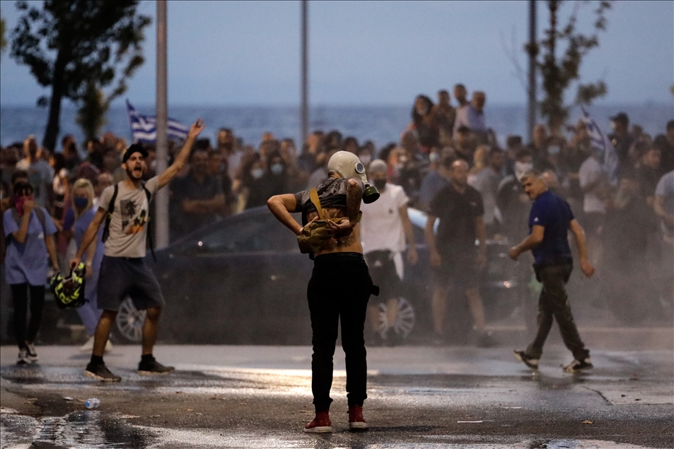 Selanik sokaklarında protestocular polisle çatıştı