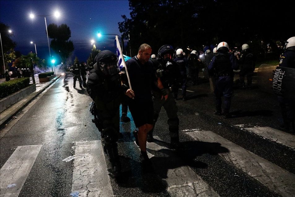 Selanik sokaklarında protestocular polisle çatıştı