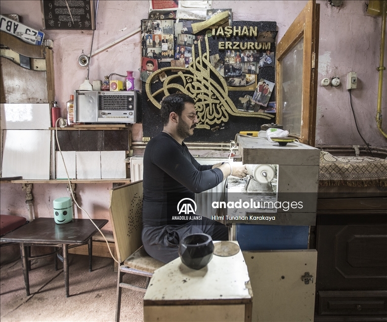 Erzurumlu nakkaşın Oltu taşından işlediği tespihler yurt dışından da ilgi görüyor