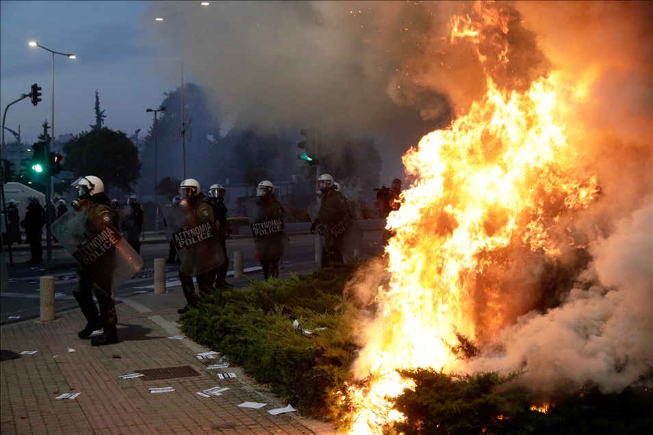 Selanik sokaklarında protestocular polisle çatıştı