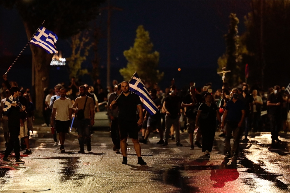 Selanik sokaklarında protestocular polisle çatıştı