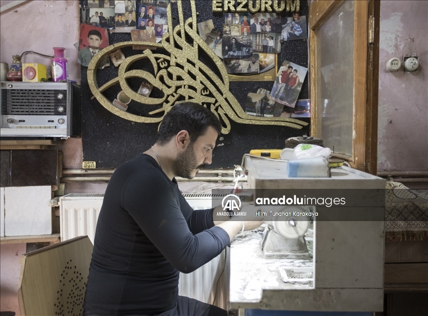 Erzurumlu nakkaşın Oltu taşından işlediği tespihler yurt dışından da ilgi görüyor