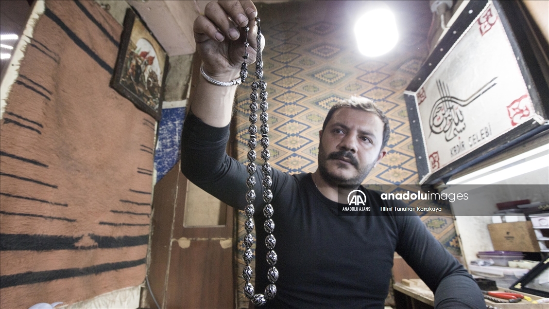 Erzurumlu nakkaşın Oltu taşından işlediği tespihler yurt dışından da ilgi görüyor