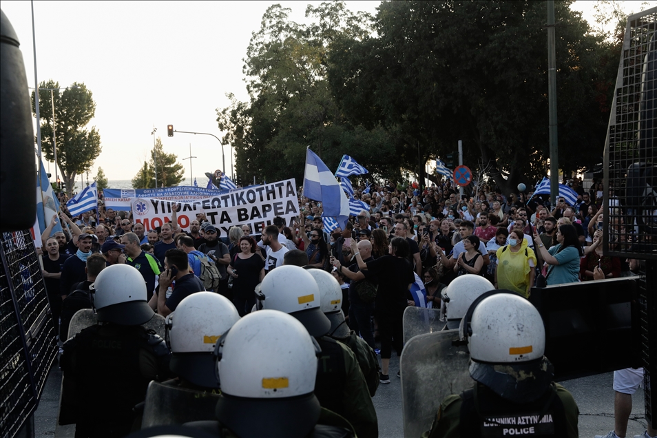 Selanik sokaklarında protestocular polisle çatıştı