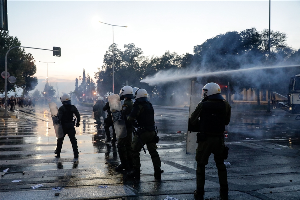 Selanik sokaklarında protestocular polisle çatıştı