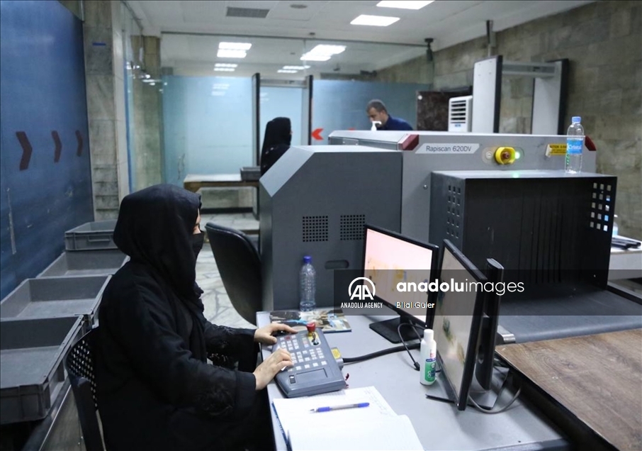 Женщины вернулись к работе в аэропорту Кабула