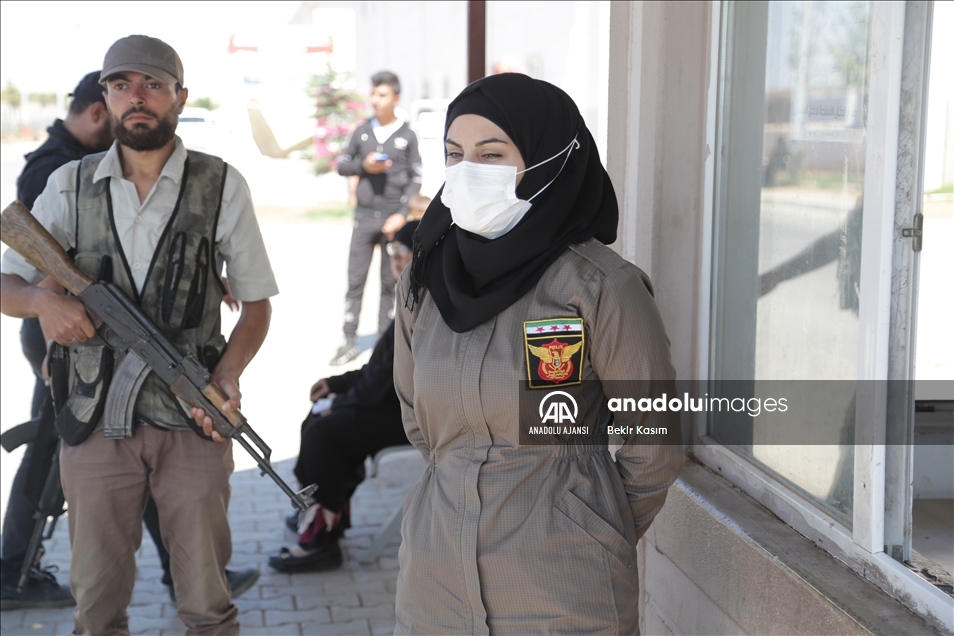 Türkiye'nin Suriye'de eğittiği kadın polisler, erkek meslektaşlarıyla omuz omuza görev yapıyor