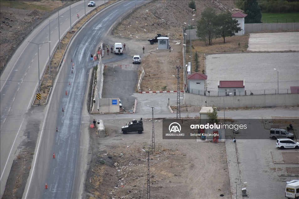 Jandarma ekipleri Ağrı-Erzurum ve Ağrı-İran kara yollarını havadan denetledi