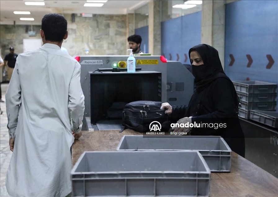 Taliban’ın kontrolündeki Kabil havaalanında kadın personel işlerine geri döndü