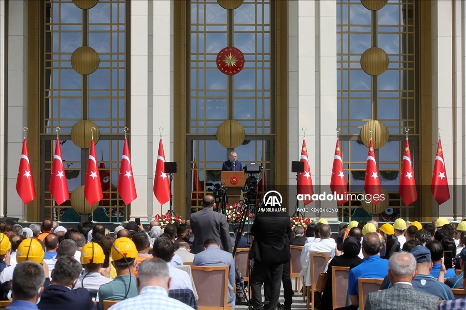 Cumhurbaşkanı Erdoğan, Türk-İş'e bağlı işçilerle bir araya geldi