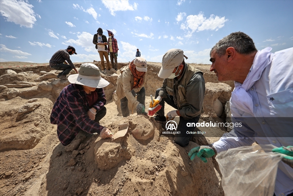 Hallazgo arqueológico de urnas del período Urartiano se registra en Turquía