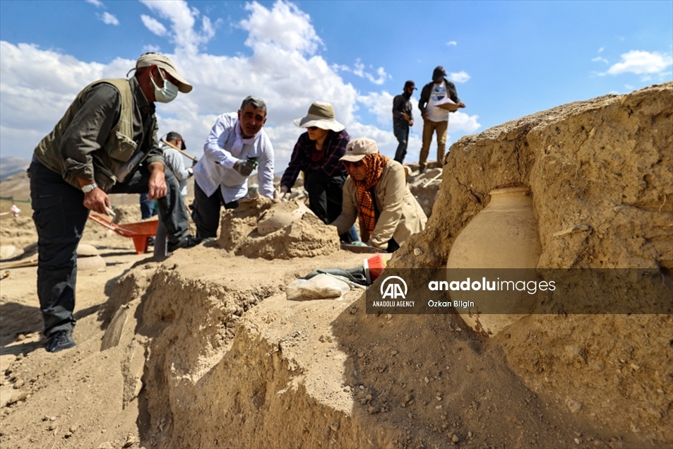 Hallazgo arqueológico de urnas del período Urartiano se registra en Turquía