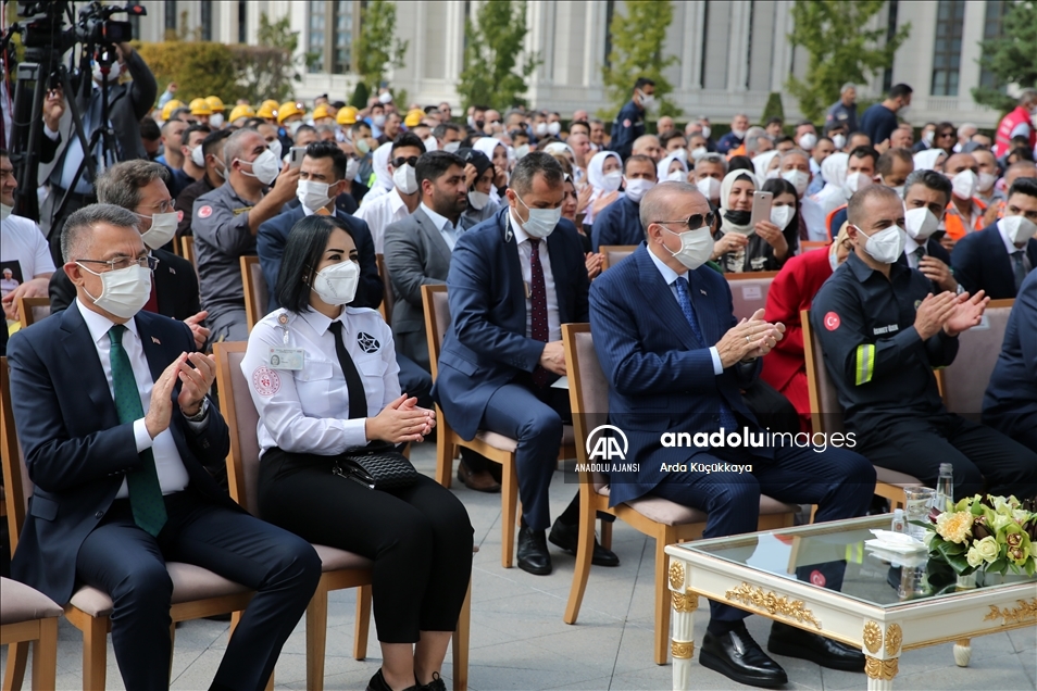 Cumhurbaşkanı Erdoğan, Türk-İş'e bağlı işçilerle bir araya geldi