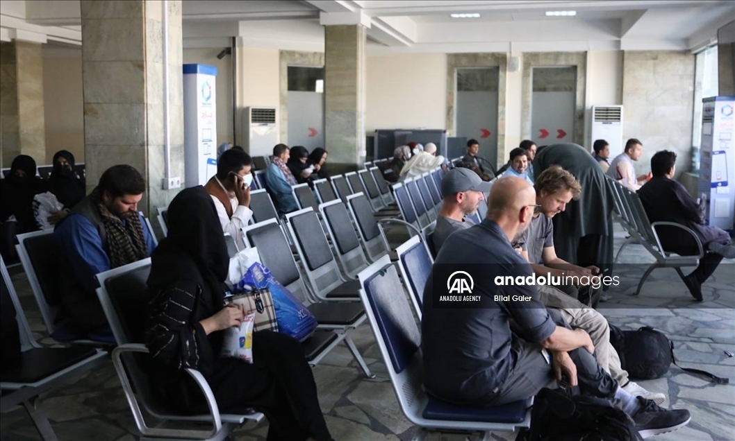 Женщины вернулись к работе в аэропорту Кабула