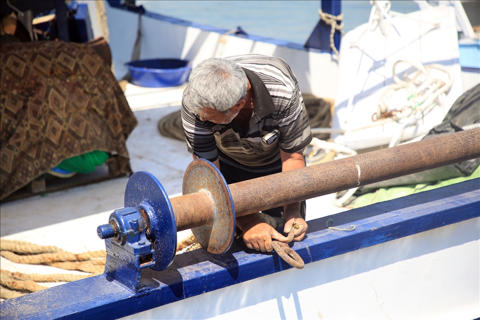 Denizden uzak kalan Mersinli balıkçılar "vira bismillah" demek için hazırlıklarını tamamladı