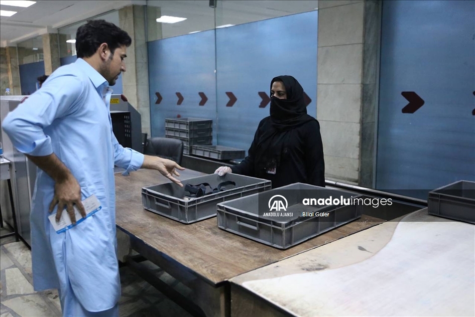 В aeroportu Кабuла, контролирuемом талибами, женщины-сотрuдники вернuлись на работu