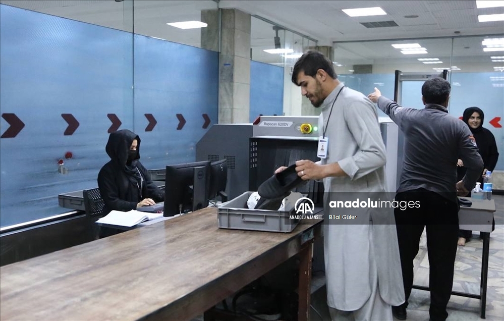 В aeroportu Кабuла, контролирuемом талибами, женщины-сотрuдники вернuлись на работu