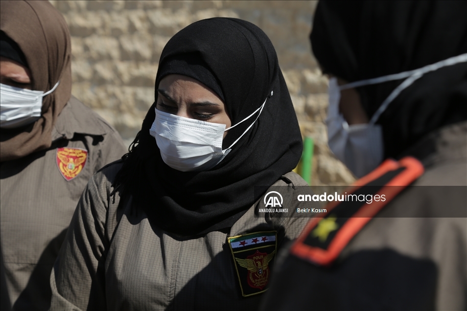 Türkiye'nin Suriye'de eğittiği kadın polisler, erkek meslektaşlarıyla omuz omuza görev yapıyor