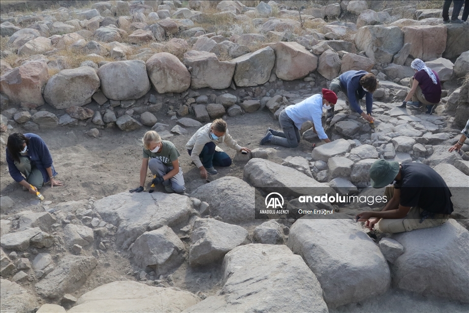 Uşaklı Höyük'te 3 bin 500 yıllık mozaik bulundu